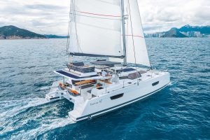 Catamarán Fountaine Pajot Tanna 47 con unas islas en la distancia