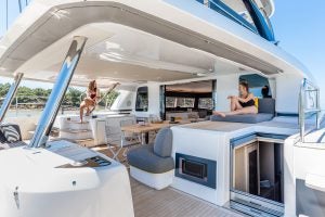 Amis profitant d’un espace salon en plein air sur le bateau de luxe Lagoon 65