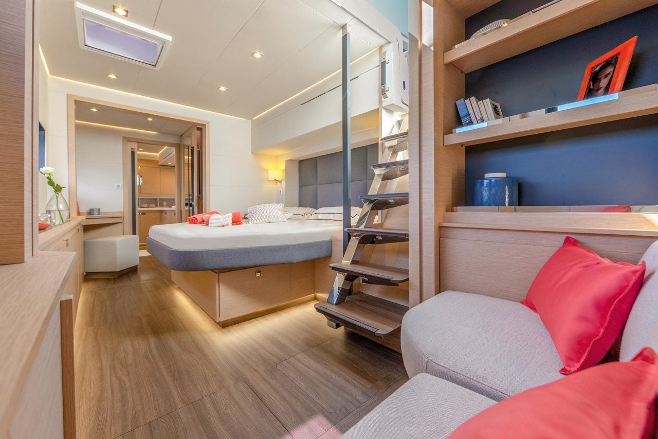 Cabina interna dell'elegante barca a vela Fountaine Pajot Alegria 67