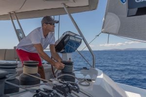 Ein Mann am Steuer des Katamarans Fountaine Pajot Alegria 67