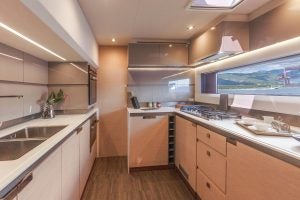 Die Küche des Segelkatamarans Fountaine Pajot Alegria 67