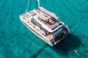 Vue aérienne d’un catamaran à voile Alegria 67 ancré en eau bleue