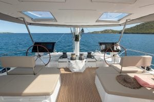 Flybridge mit Doppelsteuer an Bord des Katamarans Fountaine Pajot Alegria 67