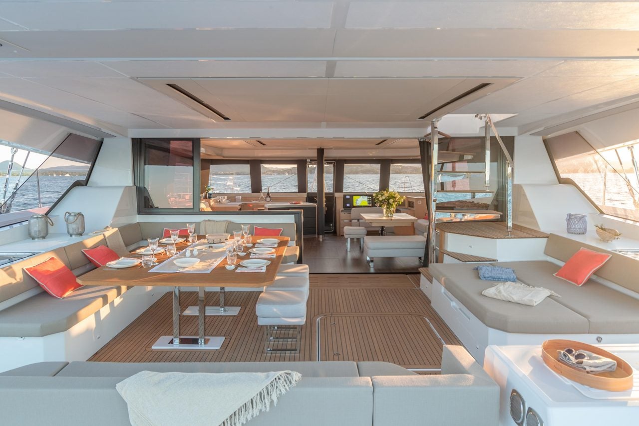 Salon du catamaran Fountaine Pajot Alegria 67 avec éclairage d’ambiance