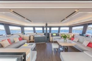 Salon intérieur de luxe à bord du catamaran Alegria 67