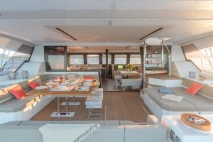 Salone del catamarano Fountaine Pajot Alegria 67 con luce ambientale