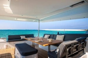 Luxuriöser gepolsterter Essbereich im Cockpit des Katamarans Fountaine Pajot Aura 51