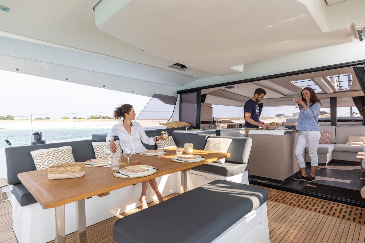 Personnes profitant des espaces de séjour du voilier Fountaine Pajot Aura 51