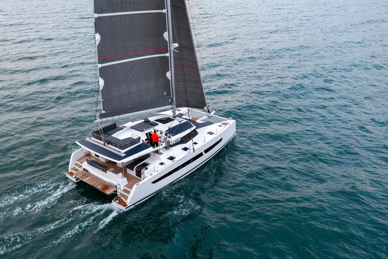 Vista dall'alto del catamarano Fountaine Pajot Aura 51 in navigazione