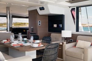 Salón del catamarán Bali 4.2 con la mesa de comedor en primer plano