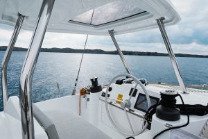 Steuerstand mit gepolstertem Sitz an Bord des Segelkatamarans Bali 4.4