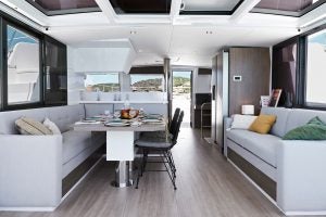 Zona de estar interior del catamarán Bali 4.4 orientada hacia la cocina