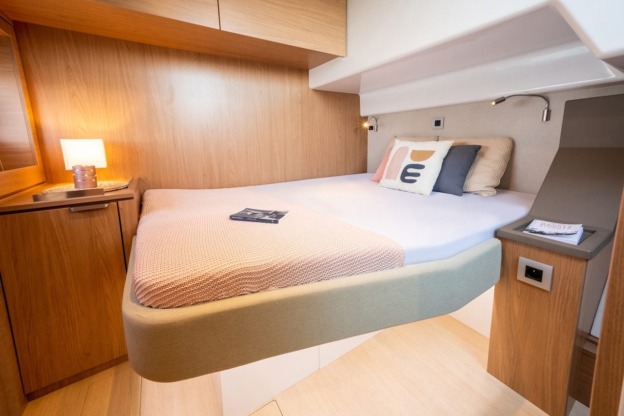 Kabine mit Doppelbett und hellem Holz an Bord der Yacht Bali 4.6