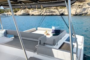 Salotto del flybridge del Bali 4.6 con sedute imbottite e lettino prendisole