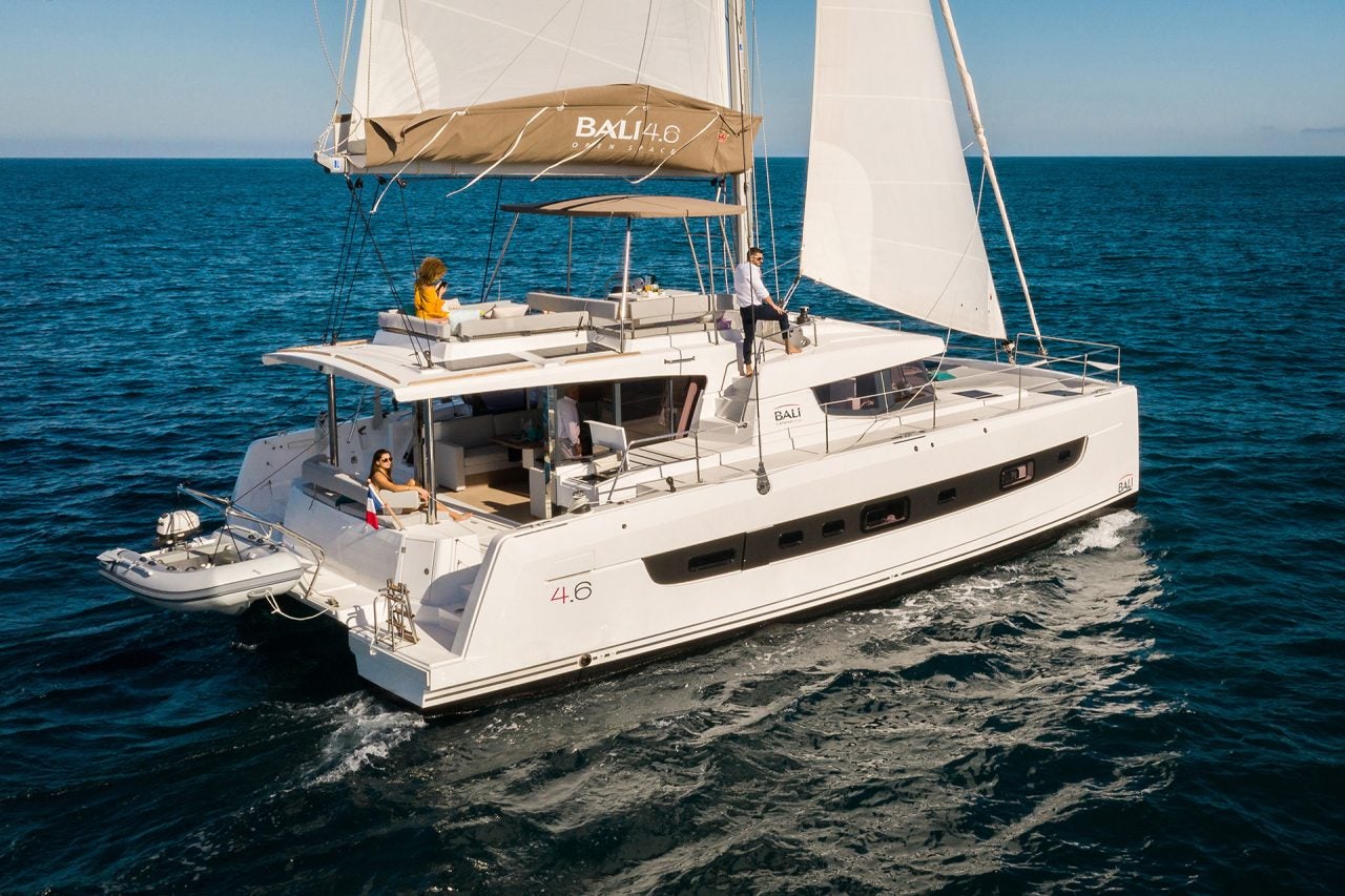 Catamarán Bali 4.6 navegando con gente en el puente volante