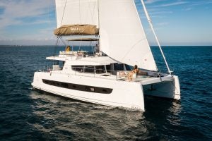 Elegante catamarano Bali 4.6 che naviga su acque calme con il cielo azzurro