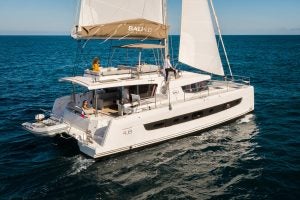 Catamaran Bali 4.6 naviguant avec des personnes sur le flybridge