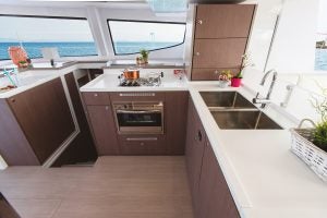 Grande cucina in legno scuro con finestre avvolgenti a bordo del Bali 4.8