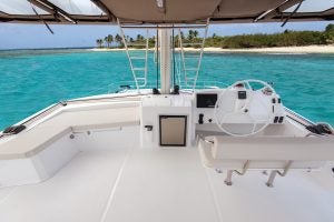 Blick auf klares blaues Wasser von der Flybridge von Bali 5.4