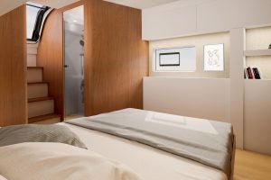 Cabina del Bali 5.8 con finiture in legno e letto matrimoniale