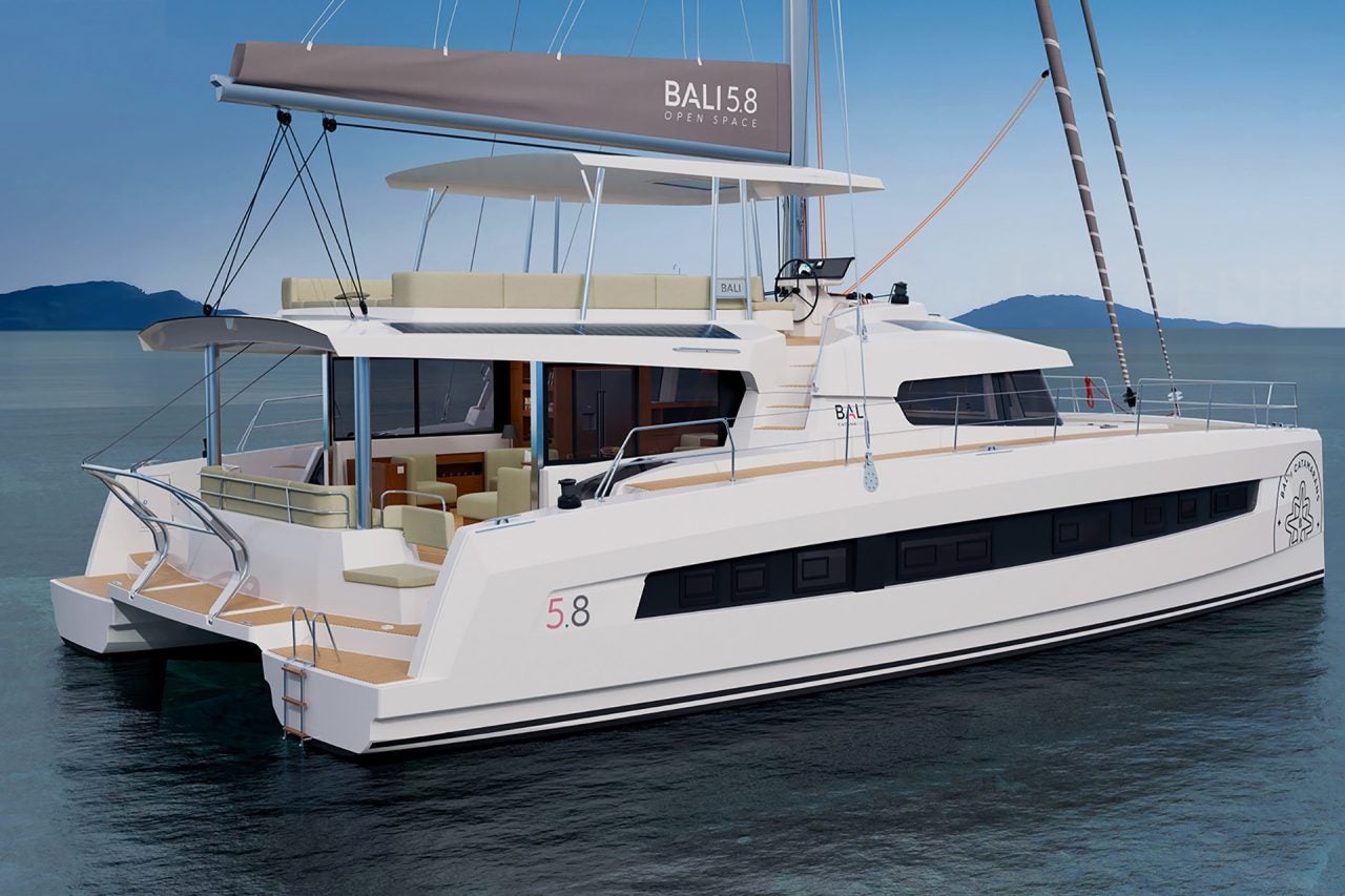 Specchio di poppa e vista laterale del nuovo ed elegante catamarano a vela Bali 5.8 in rada