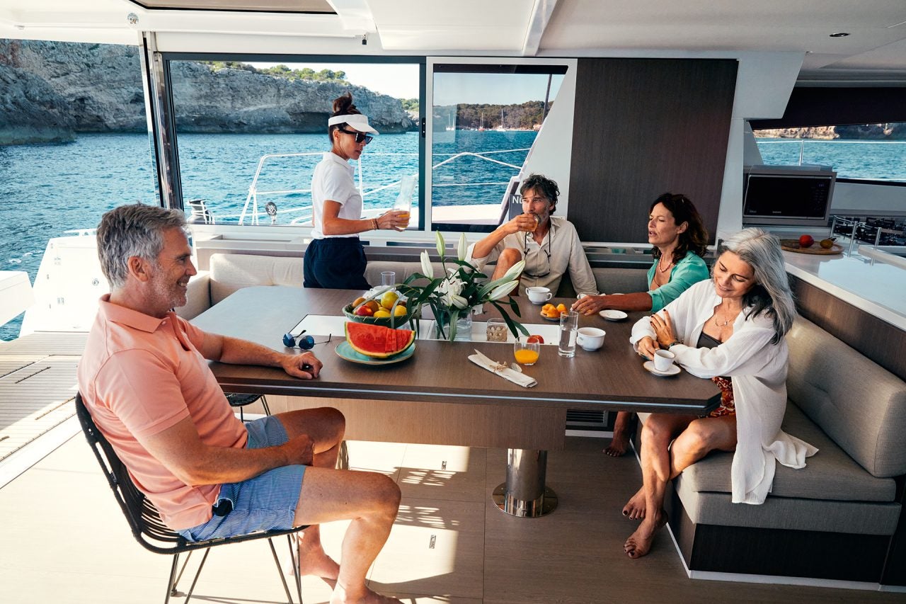 Eine Familie an Bord einer neuen Bali-Yacht