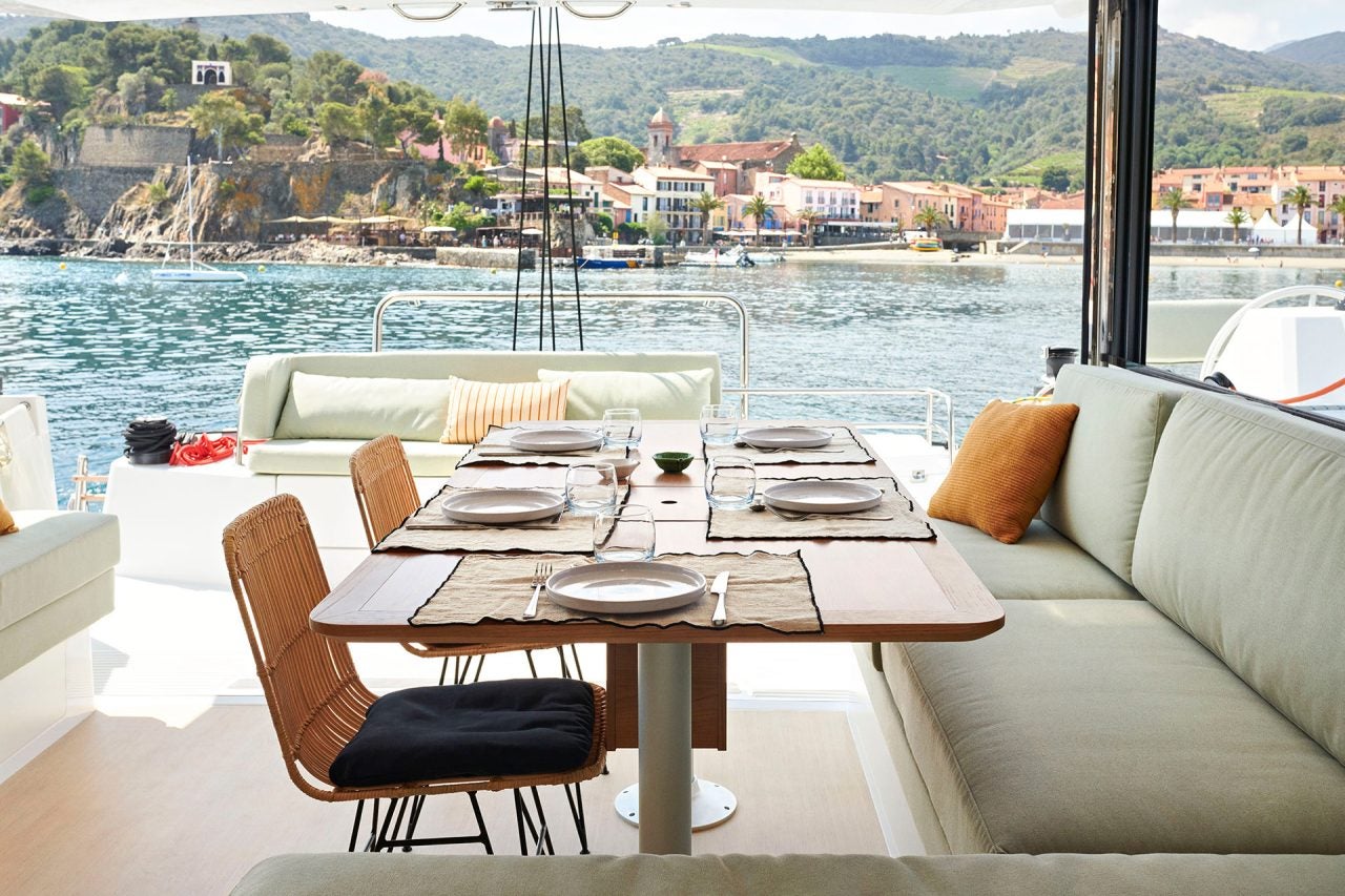 Banquette du tableau arrière du catamaran Bali Catsmart avec vue sur la ville en bord de mer