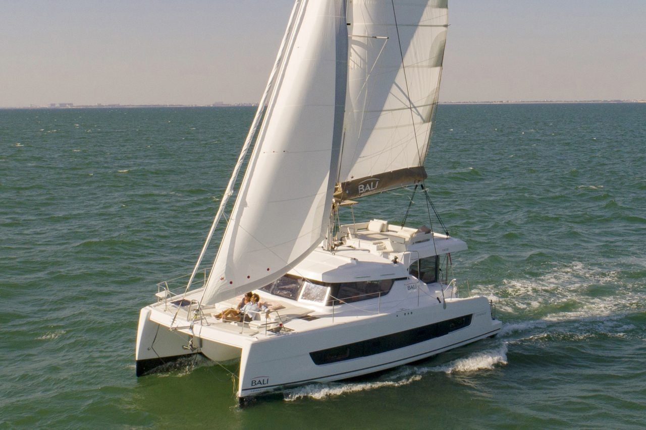 Catamarán Bali CatSpace navegando con gente a bordo