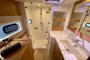 Bagno interno con doccia del catamarano Bali CatSpace