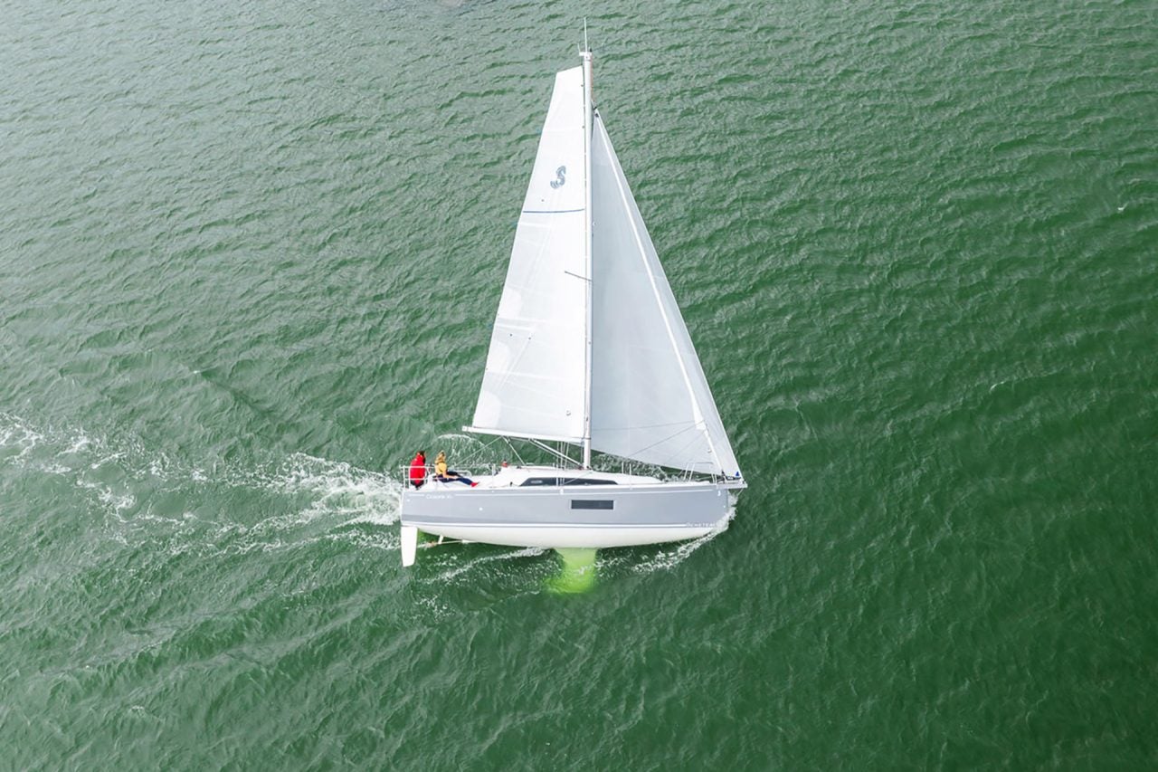 Vue aérienne du bateau Beneteau Oceanis 30.1 en train de naviguer