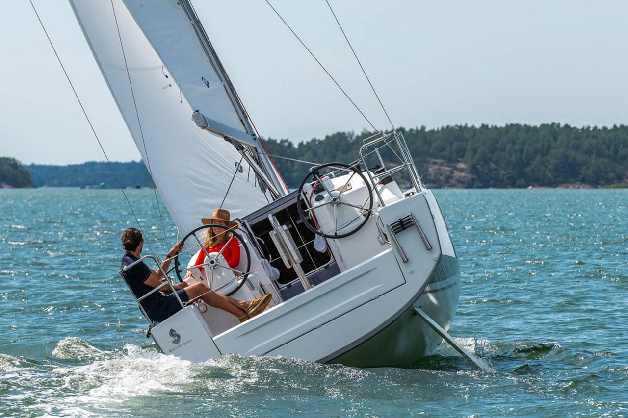 Vue du tableau arrière du voilier Beneteau 30.1 sous voiles