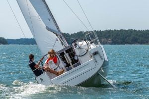 Spiegelansicht des Segelboots Beneteau 30.1 unter Segel