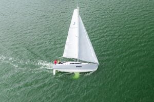 Luftbild des Boots Beneteau Oceanis 30.1 unter Segel