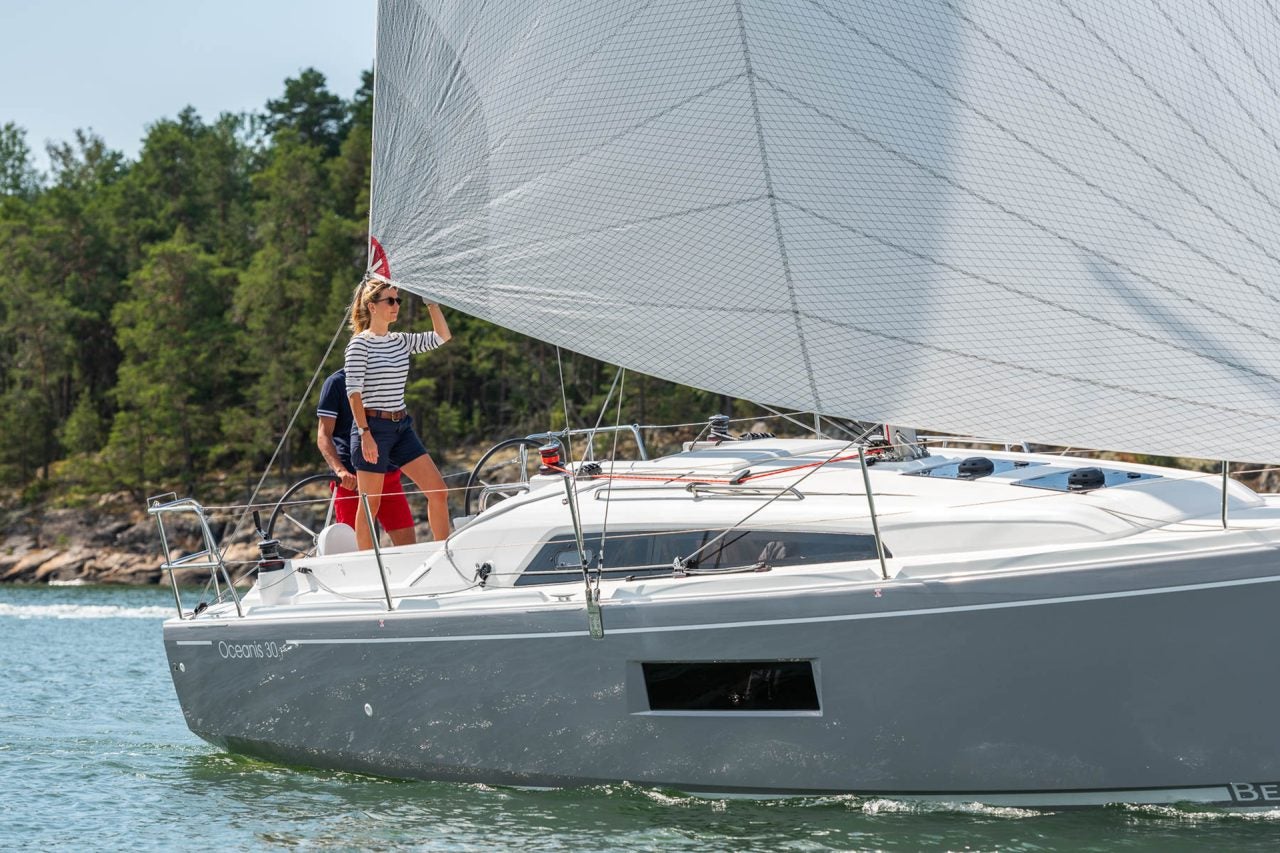 Vue latérale rapprochée du monocoque Beneteau 30.1 naviguant avec couple à bord