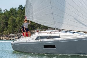 Nahaufnahme des segelnden Einrumpfboots Beneteau 30.1 mit Paar an Bord