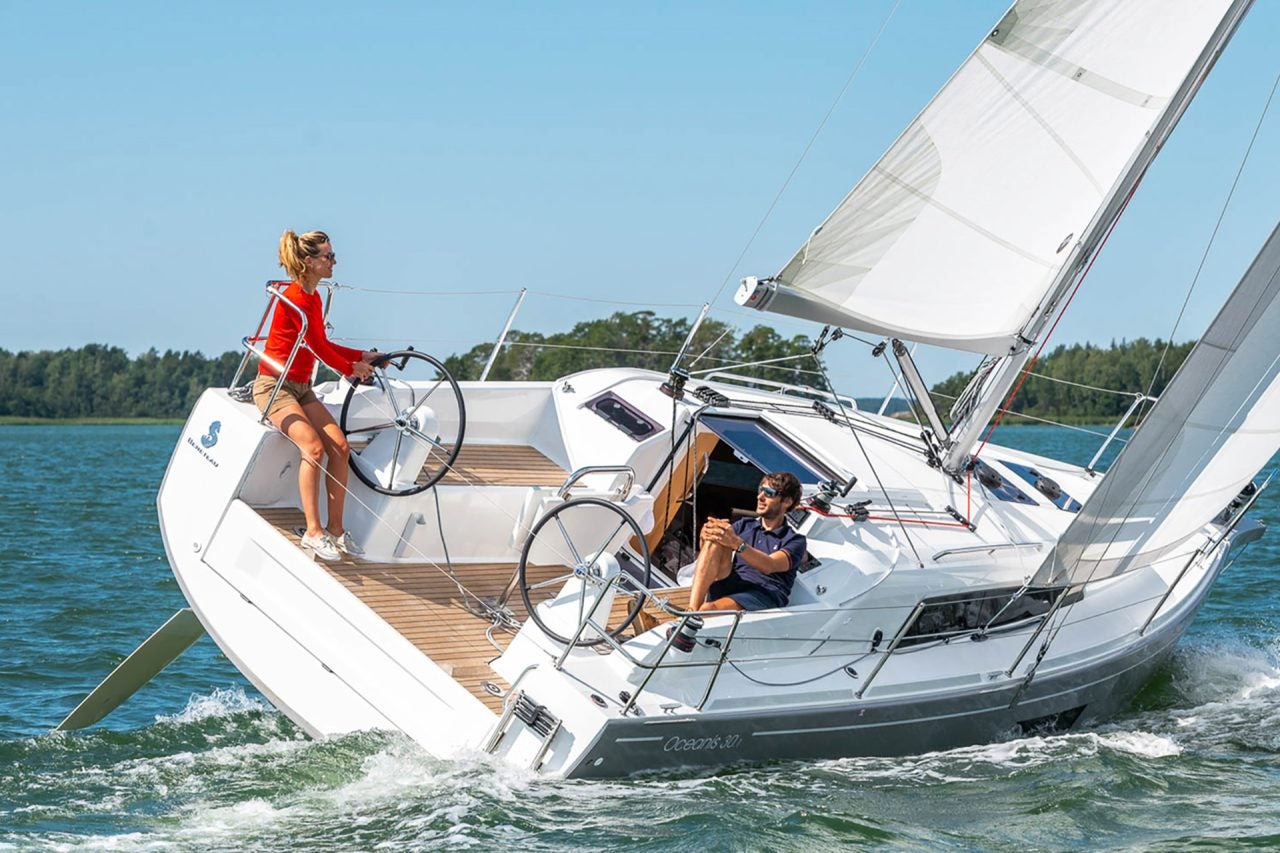 Voilier Beneteau 30.1 sous voiles avec femme à la barre