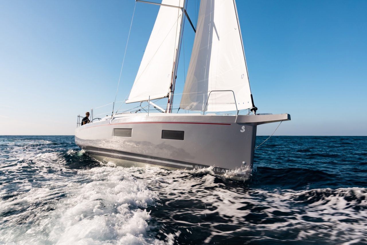 Vista de la proa del yate Beneteau Oceanis 34.1 bajo la vela