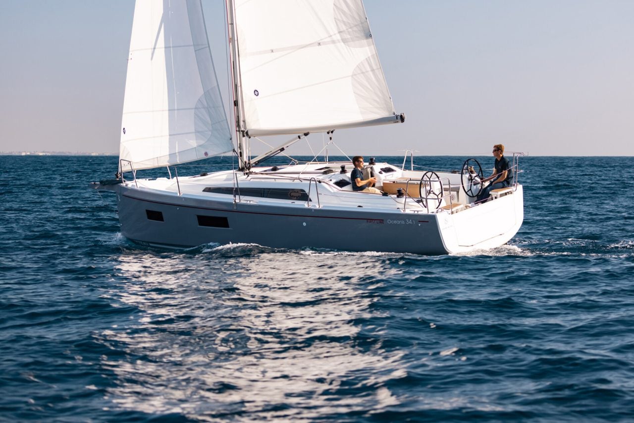 Beneteau 34.1 unter Segel mit Mann am Steuer