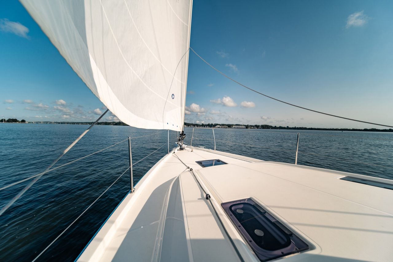 Vue frontale de la proue du monocoque Beneteau 40.1 en train de naviguer