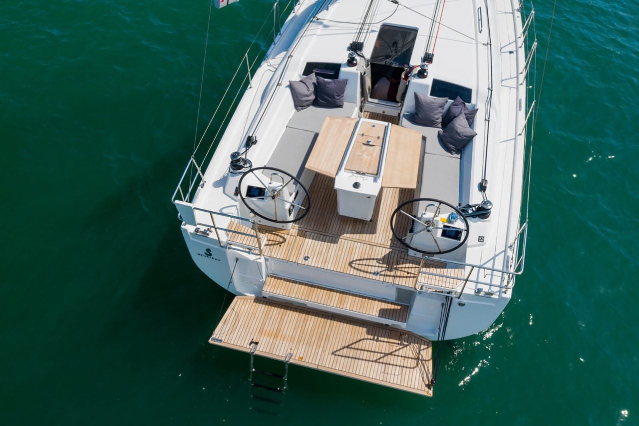 Cockpitsitz und Steuer des Segelboots Oceanis 40.1