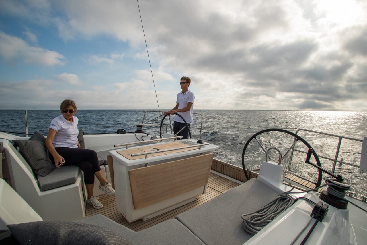 Vue du cockpit du voilier Beneteau 40.1 avec un homme à la barre