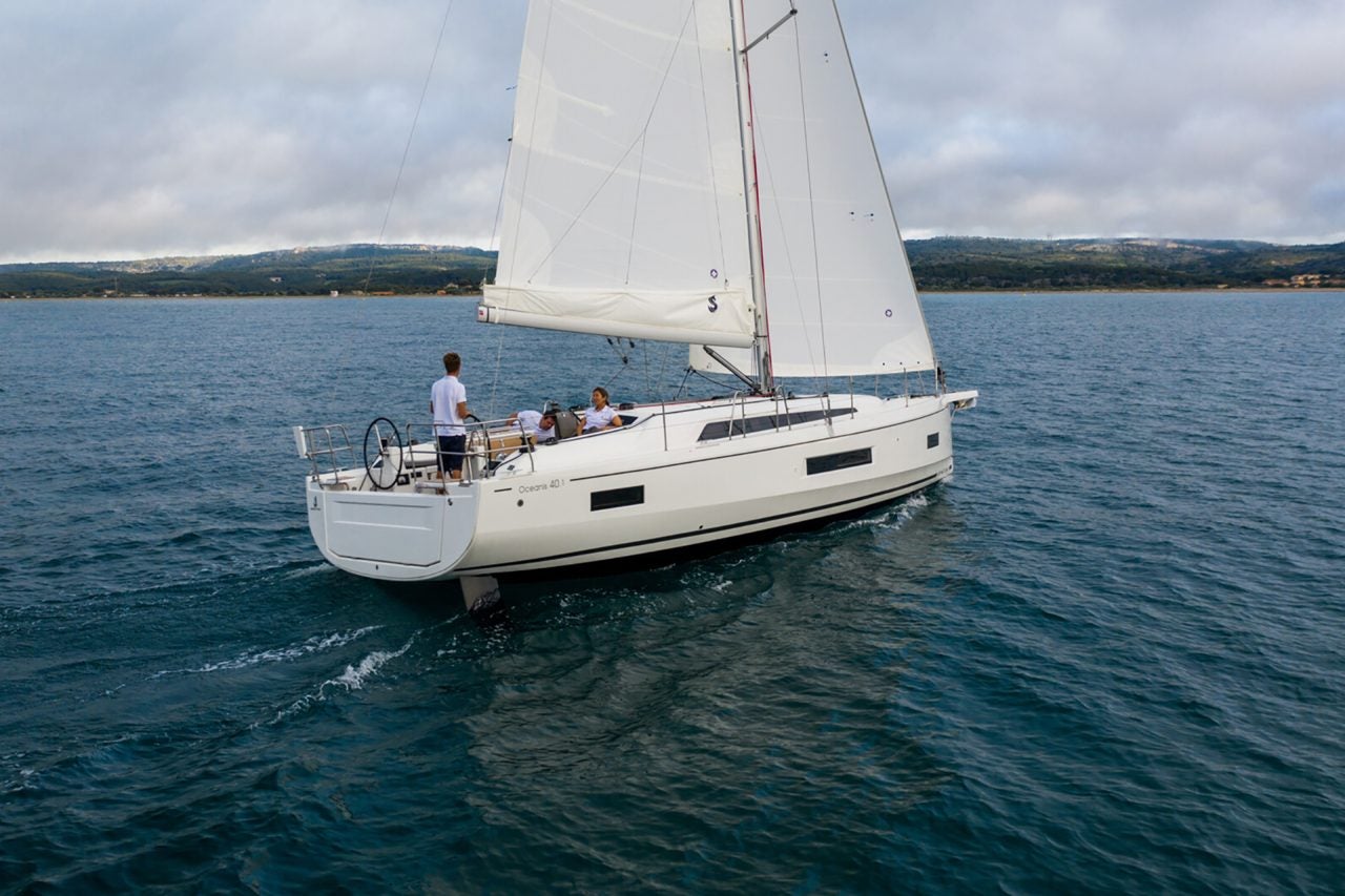 Voilier Beneteau 40.1 en train de naviguer avec un homme à la barre