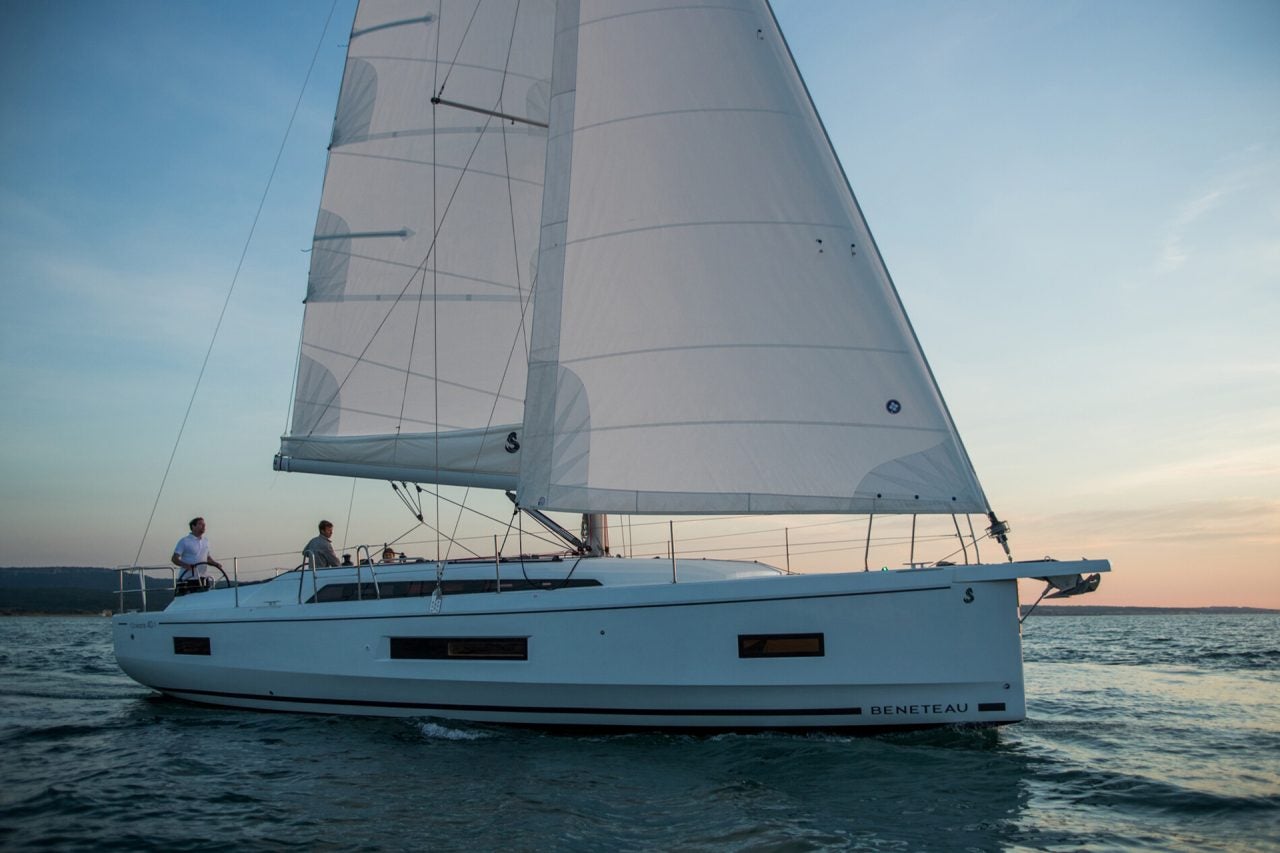 Beneteau Oceanis 40.1 monocoque sous voile au coucher du soleil