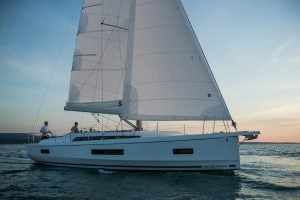 Monoscafo Beneteau Oceanis 40.1 durante la navigazione al tramonto