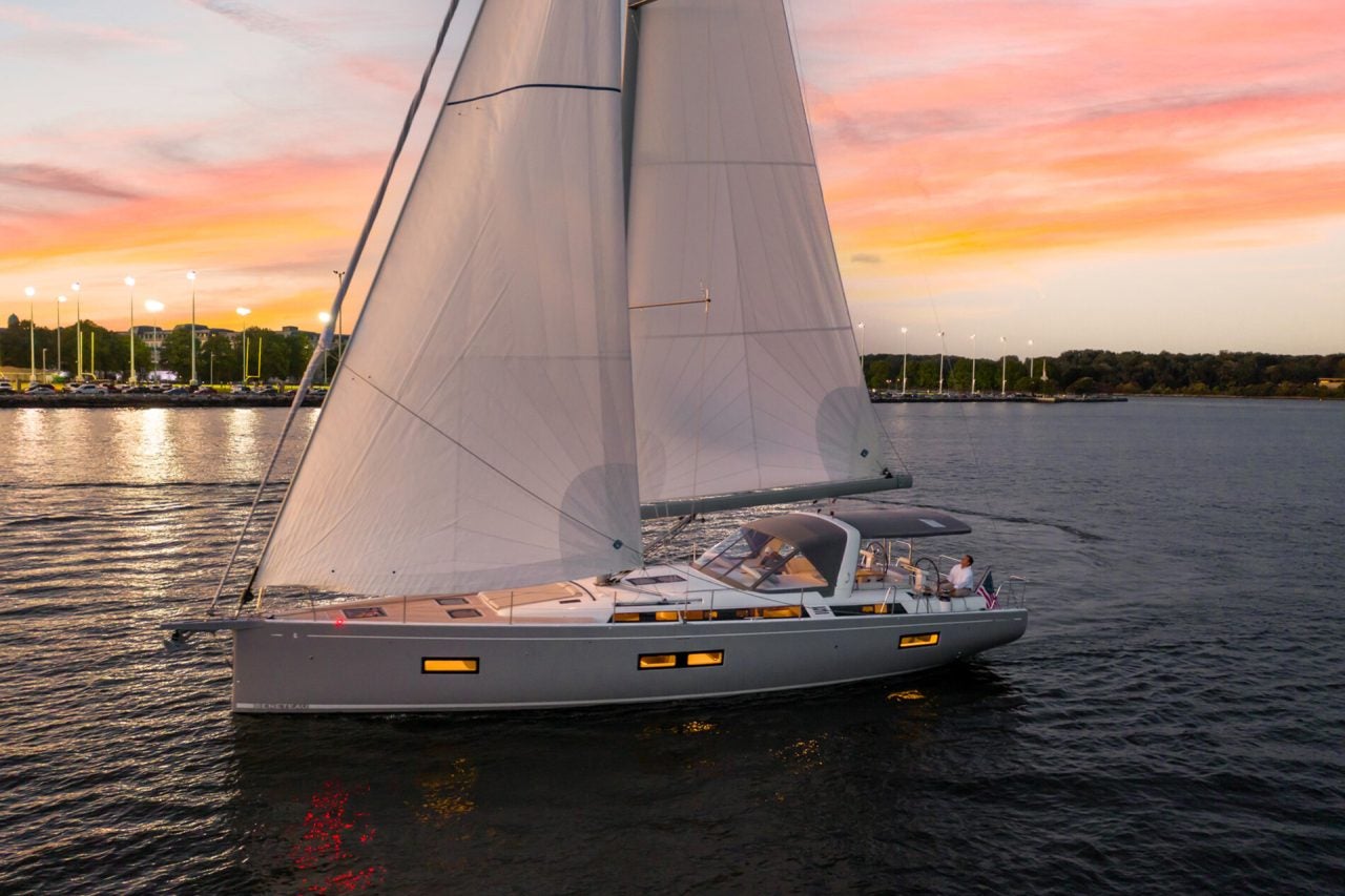 Monocoque Yacht 54 en train de naviguer au coucher du soleil