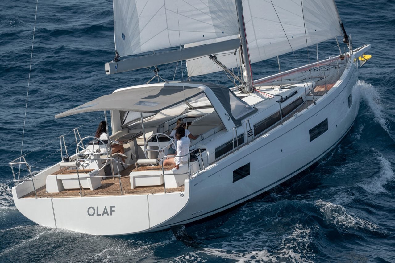 Monocasco del Beneteau Oceanis Yacht 54 en marcha con las velas izadas