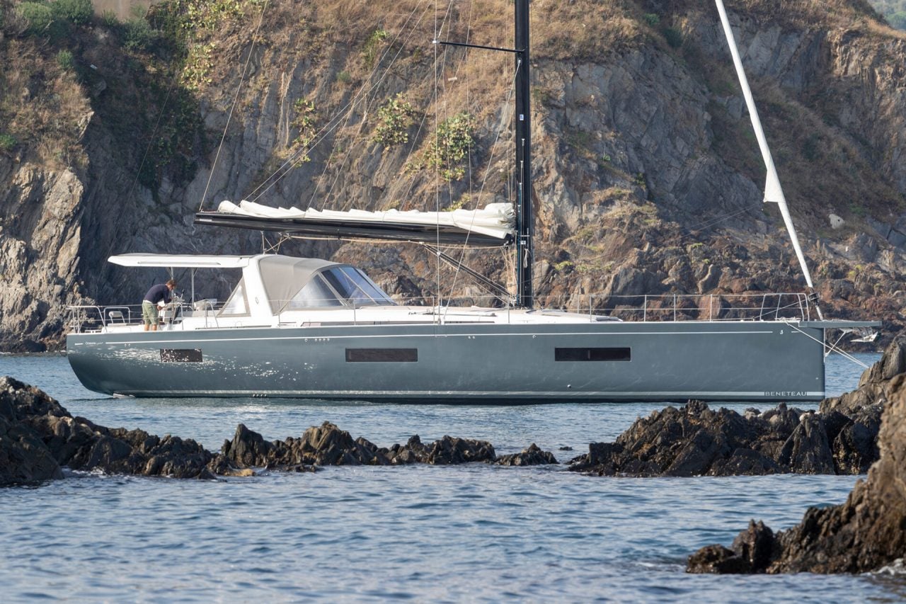 Seitenansicht des vor Anker liegenden Einrumpfboots Oceanis Yacht 60 mit Bergkulisse