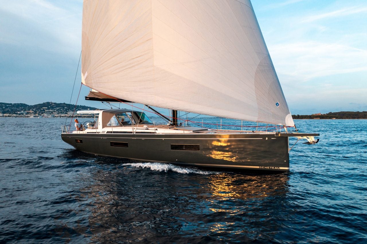 Vista frontale dell'elegante Beneteau Oceanis Yacht 60 durante la navigazione