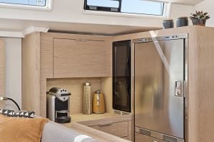 Cucina di bordo del monoscafo Oceanis Yacht 60