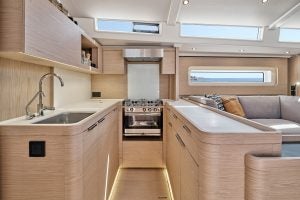 Cucina di bordo a U di grandi dimensioni della barca a vela Beneteau Oceanis Yacht 60